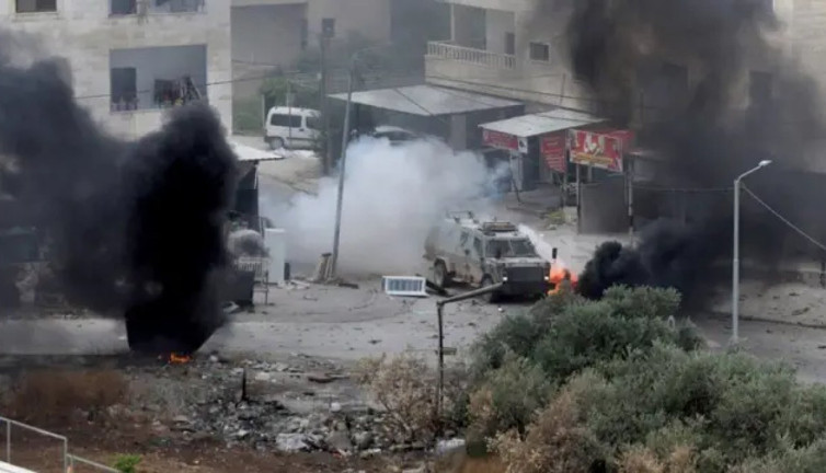 İsrail'in hava saldırısında öldürdüğü Filistinliler son yolculuğuna uğurlandı