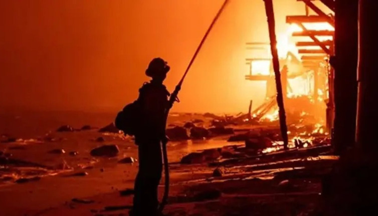 Los Angeles'taki yangın felaketinde can kaybı 27'ye yükseldi: 7 bin ev yok oldu