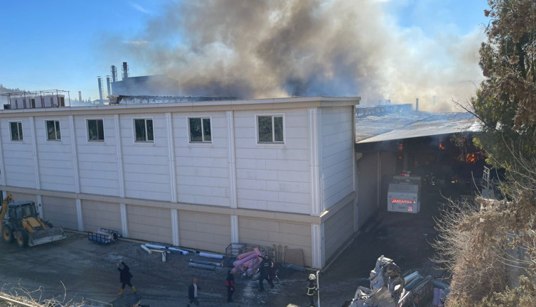 Şanlıurfa'da tekstil fabrikasında yangın: Kara dumanlar kentin birçok noktasından görüldü