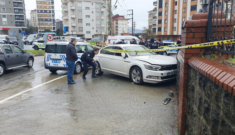 Rize'de önce minibüse sonra duvara çarparak durdu! Kaza sanıldı, gerçek bambaşka çıktı