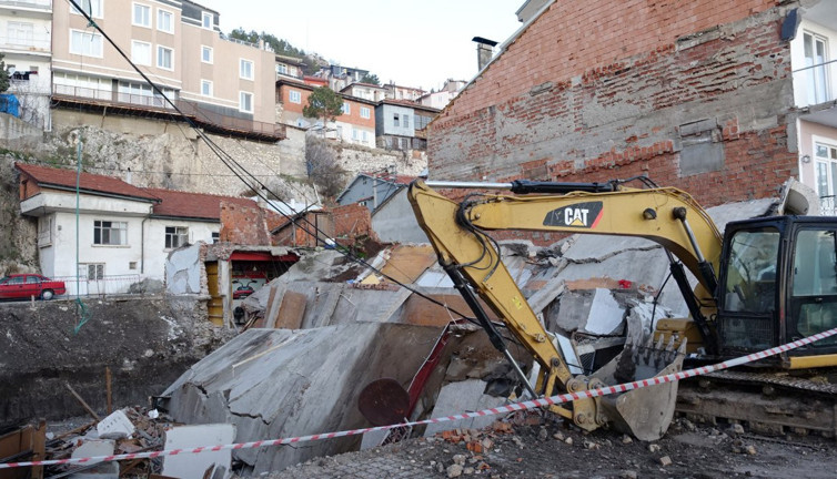 Isparta'da inşaat temelinin yanındaki iki katlı bina çöktü