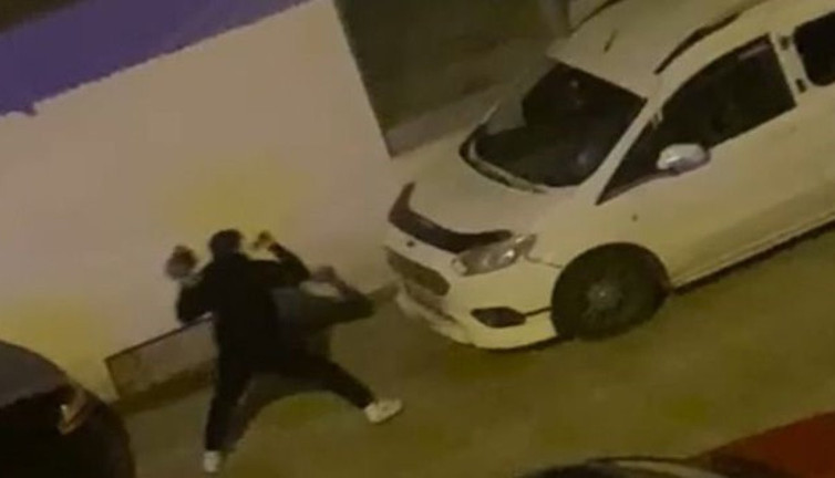 Park halindeki araca kaldırım taşlı saldırı