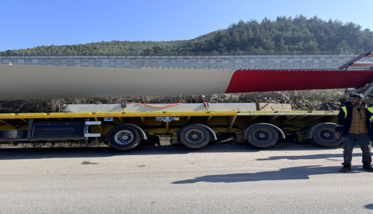 Bursa'da rüzgar türbinin kanadını taşıyan tır su kanalına düştü