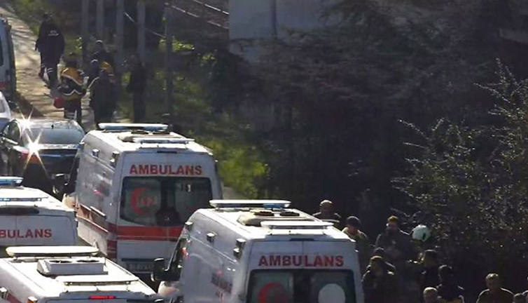 Esenler’de sürücüsünün makas atması sonucu araç takla attı! Çok sayıda yaralı var