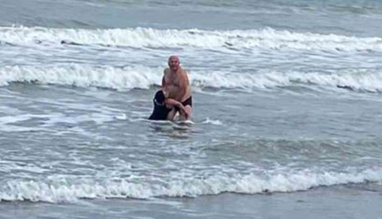 Üniformasını çıkarıp buz gibi suya atladı! Kahraman polis kadını ölümün pençesinden kurtardı