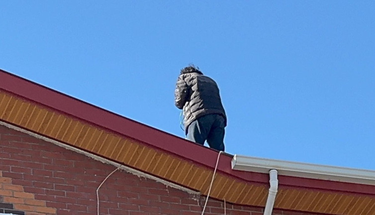 Dişlerini yaptıramadı çatıya çıktı