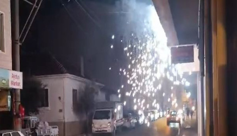 Elektrik telleri sokağı aydınlattı