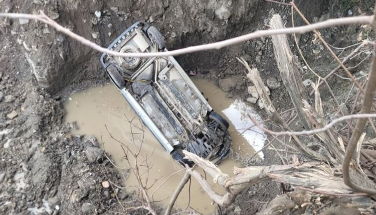 3 kişi araçla çaya uçtu