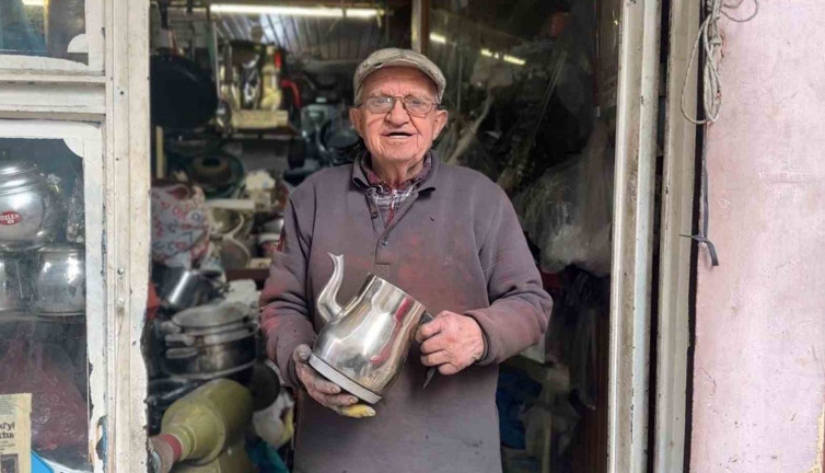 39 yıldır ekmeğini çaydanlıktan çıkarıyor