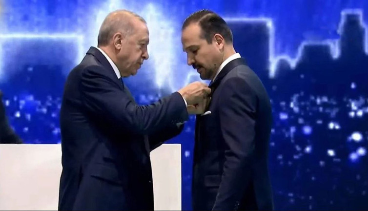 Kürşad Zorlu AKP’li oldu. Rozetini Erdoğan taktı