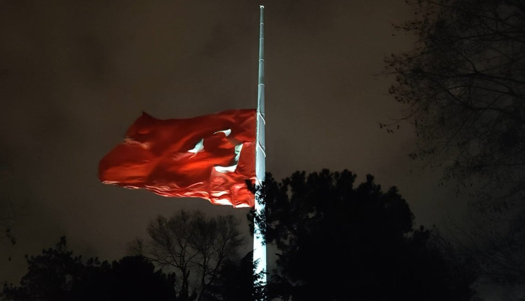 Bayraklar yarıya indirildi