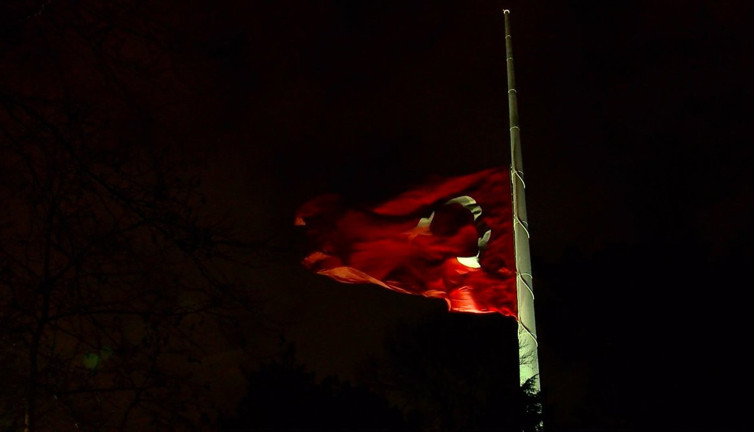 Milli yas nedeniyle bayraklar yarıya indirildi