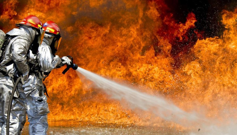 İran'da petrol deposunda yangın! İtfaiye ekipleri olay yerinde