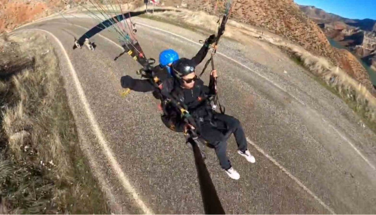 Yamaç paraşütçülerin zor anları! Köpek saldırısından son anda kurtuldular