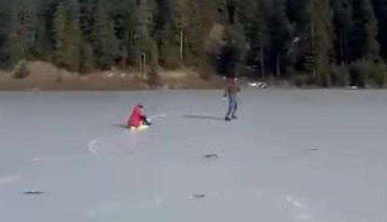 Buz tutan gölette kızak coşkusu