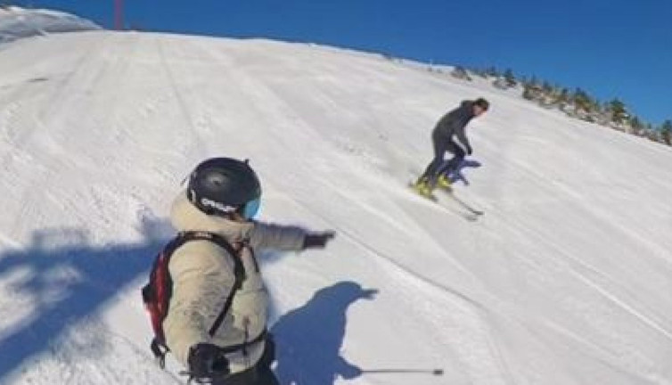 Snowboardcu ile kayakçıyı ezdi geçti