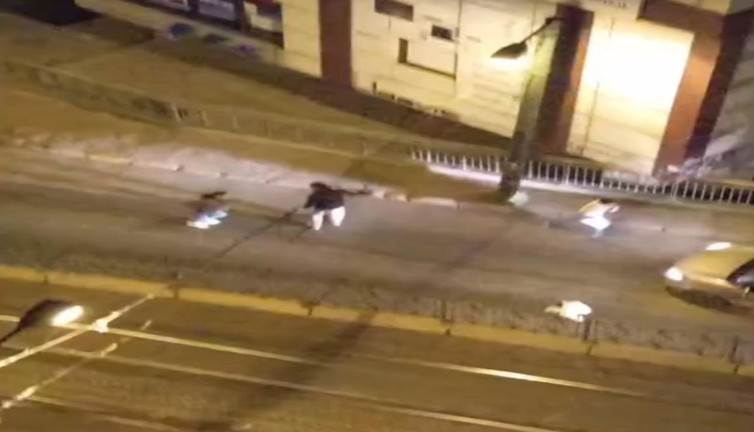 Polisin silah çekip kovaladığı uyuşturucu satıcısı yorulunca yakalandı