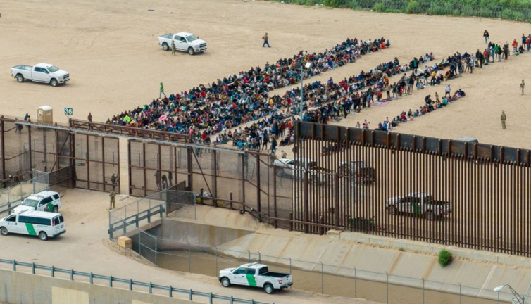 ABD, Meksika sınırında gerilim tırmanıyor: Göçmenler için kamplar kuruyor