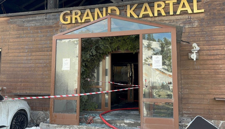 Yanan otelde kahreden gerçek! Yangın merdivenleri halı ile kaplı çıktı