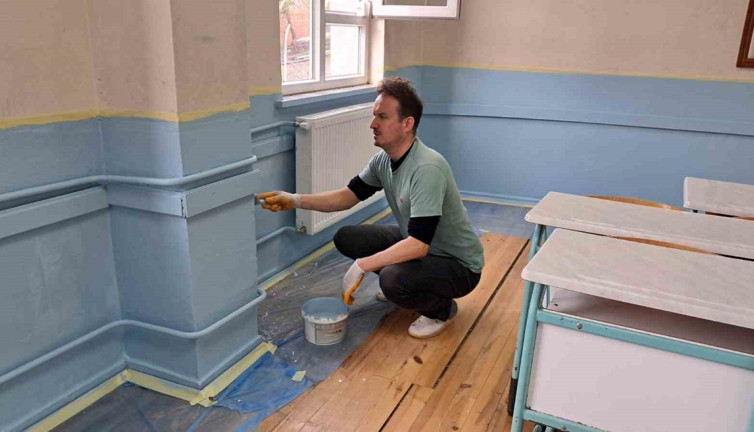 İznik’te okul müdürü ve yardımcısı öğrencilere örnek oldu: Ara tatilde okulu boyadılar