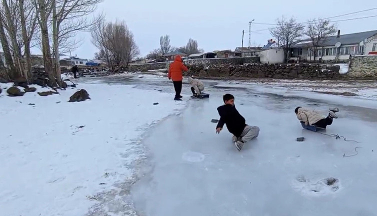 Buz tutan derede kayak keyfi!