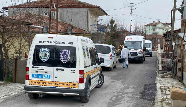 Arkadaşını balta ile öldürdü, evin önüne çıkıp ’adam öldürdüm’ diye bağırdı