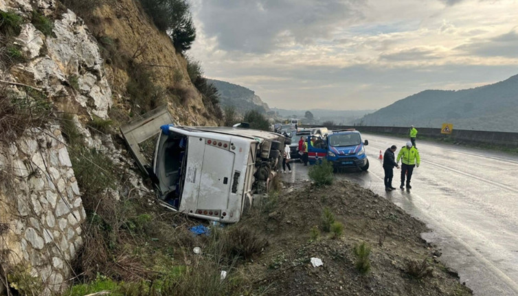 Festivale gidenleri taşıyan tur midibüsü devrildi; 23 yaralı