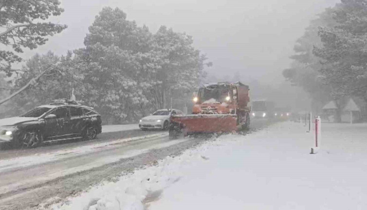 Uludağ’da yoğun tipi: Zincirsiz araç girişi yasaklandı