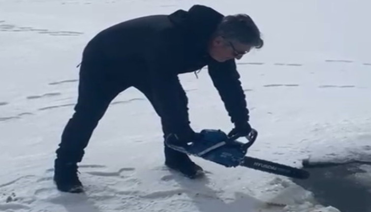 Buz tutan gölette testereyle balık avladılar