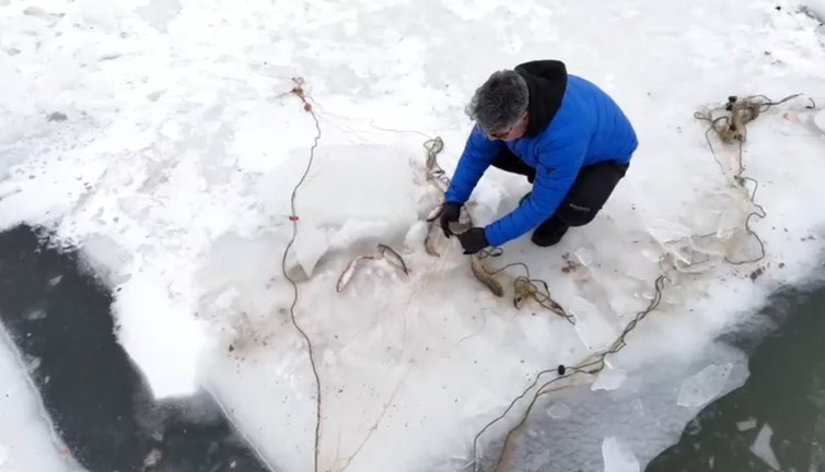 Buzu testereyle kesti balık avladı