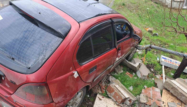 Yoldan çıktı, doğal gaz kutusuna çarptı