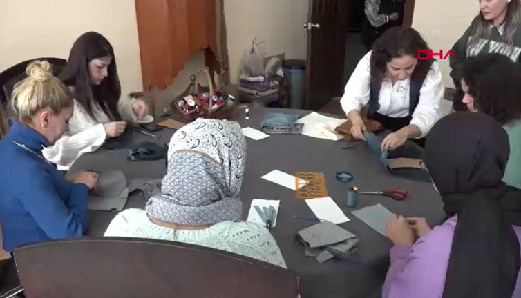 Atık kumaşlar, işlemeli çantalara dönüşüyor!