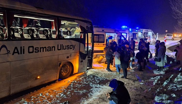 Karda kayan otobüste can pazarı! Panik anları kamerada
