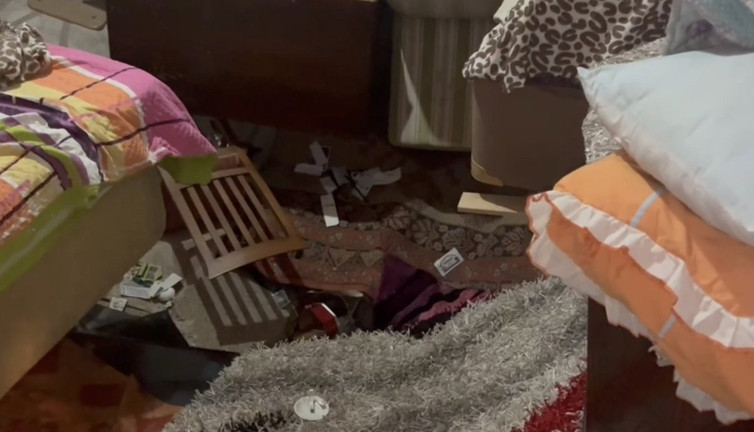 Şaşkına çeviren görüntü... Uyurken odasının zemini çöktü!