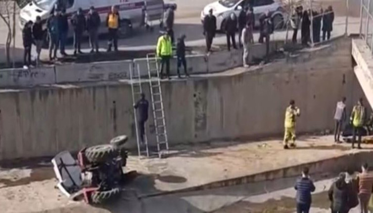 Traktör çaya uçtu