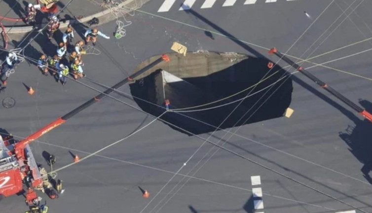 Çöken yola kamyonet düştü! Şoförü kurtarma çalışmaları sürüyor