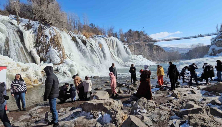 Muradiye Şelalesi büyülüyor