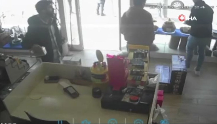 Müşteri gibi gelip sadaka kutusunu böyle çaldılar! Kamera kayıttaydı...