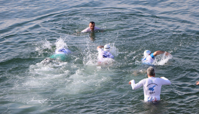 Buz gibi suda kulaç attılar