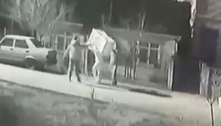 Çamaşır makinesini sırtına yükleyip çaldı