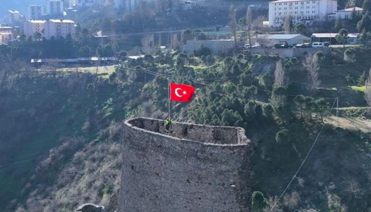 1 yıldır Türk Bayrağı asılamıyordu bugün asıldı