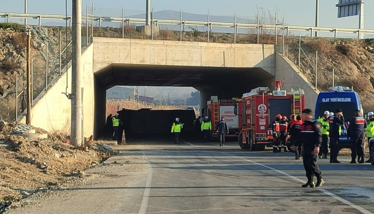 Denizli'de feci kaza: İşçileri taşıyan midibüs devrildi: 4 ölü