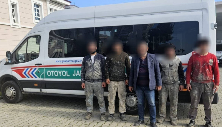 Şüpheli araçtan 4 kaçak göçmen yakalandı