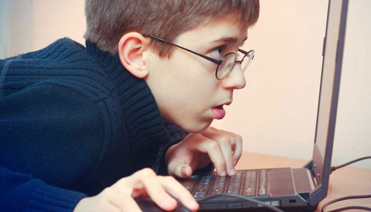 Uzmanından ebeveynlere uyarı! Çocukların internet kullanımının sakıncaları
