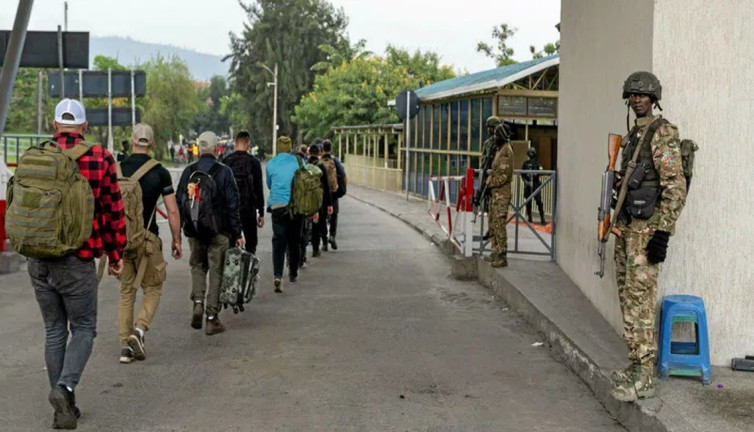 Avrupalı paralı askerler Kongo’daki direnişi bıraktı