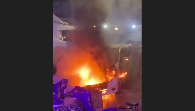 Bursa Kent Hali'nde park halindeki araç alev aldı: Korku dolu anlar kamerada