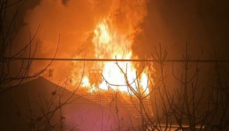 Yanan ev geceyi meşale gibi aydınlattı