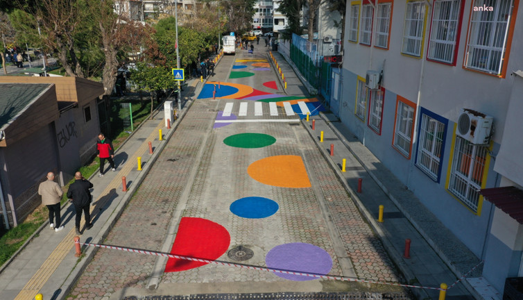 Konak Belediyesi öğrencilerin yaya güvenliği için renkli yol uygulaması başlattı