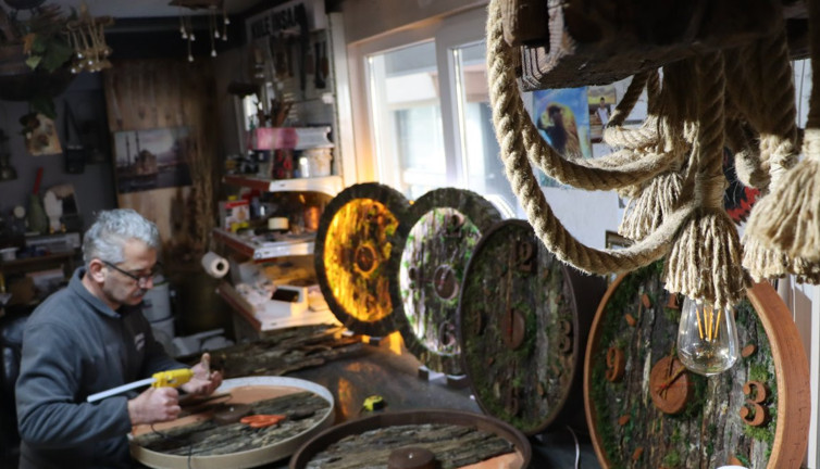 Kilolarca ağırlıktaki ahşabı strafor ile tüy gibi yaptı