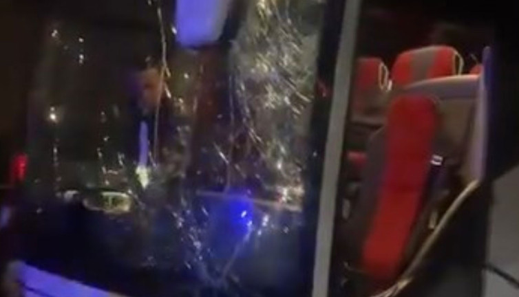 Şoför fenalaştı, direksiyona geçen kadın yolcu faciayı önledi